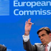 EU-kommissionens vice ordförande Valdis Dombrovskis och chefstalesman Margaritis Schinas.