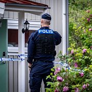 Avspärrningar vid bostaden.