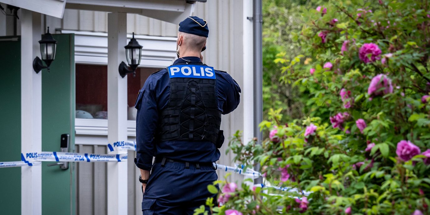 Avspärrningar vid bostaden.