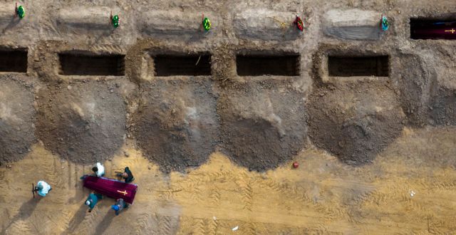 Gravgård för krigsoffer i Butja. Emilio Morenatti / AP