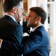 Natos generalsekreterare Mark Rutte kramar om Frankrikes president Emmanuel Macron vid möte tidigare i februari i år.