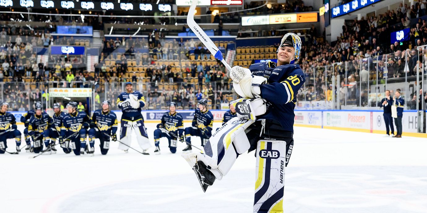 HV71:s målvakt Herman Liv jublar efter ishockeymatchen i SHL mellan HV71 och Skellefteå den 24 september 2026 i Jönköping. 