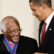 Barack Obama delar ut ”Presidential Medal of Freedom” till Desmond Tutu, 2009.