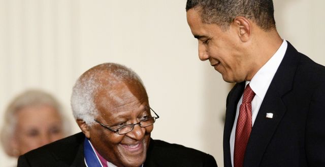 Barack Obama delar ut ”Presidential Medal of Freedom” till Desmond Tutu, 2009. J. Scott Applewhite / AP