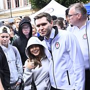 Örebropartiets partiledare Markus Allard poserar med örebroare i samband med en debatt.