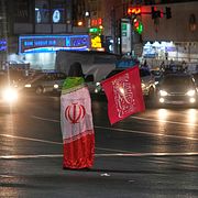 En demonstrant visar sitt stöd för Irans regering.