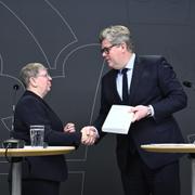 Den särskilda utredaren Gunnel Lindberg och justitieminister Gunnar Strömmer (M) under en pressträff där Strömmer tar emot slutbetänkandet från utredningen om skärpta regler för unga lagöverträdare.