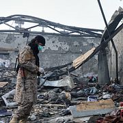 En räddningsarbetare på rehabiliteringscentret som träffades av ett pakistanskt luftangrepp sent på måndagskvällen.