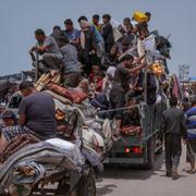 Palestinier flyr från Rafah, 28 maj.