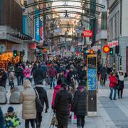 Fotgängare på Drottninggatan i Stockholm.