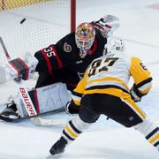 Linus Ullmark (35) stoppar ett skott av från Pittsburgh Penguins Sidney Crosby under nattens match. 