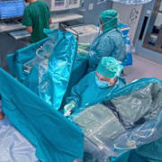 Ett operationsteam på Sahlgrenska under ledning av kirurgen Elisabet Ödesjö.