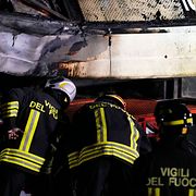 Italienska brandmän arbetar vid bussvraket.