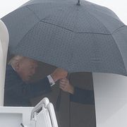 Donald Trump kliver ur presidenplanet på måndagsmorgonen.