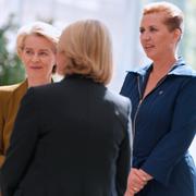 Danmarks premiärminister Mette Frederiksen och kommissionens ordförande Ursula von der Leyen i samband med högtidlighållandet av att Danmark tar över EU-ordförandeskapet här.