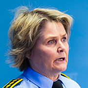 Polischefen Frode Larsen och en bild på den amerikanska ambassaden under söndagen.