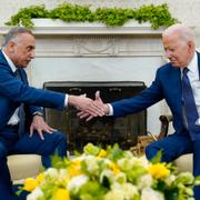 Joe Biden skakar han med Iraks premiärminister Mustafa al-Kadhimi i Vita huset i går.