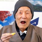 Världens då äldste man, Masazo Nonaka, äter tårta efter att ha fått certifikatet från Guinness World Records att han vid 112 års ålder var världens äldsta levande man, år  2018. 