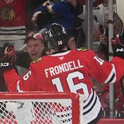 Anton Frondell jublar efter sitt mål mot St Louis Blues.