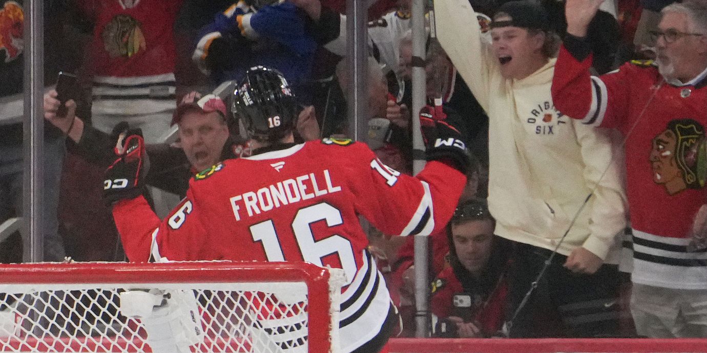 Anton Frondell jublar efter sitt mål mot St Louis Blues.