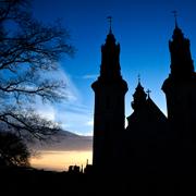 Visby domkyrka i solnedgång.