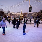 Skridskoåkare på isbanan i Kungsträdgården. 