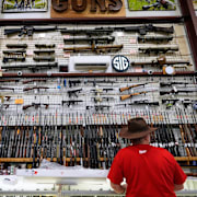 En man i en vapenaffär i Maine. Illustrationsbild. 