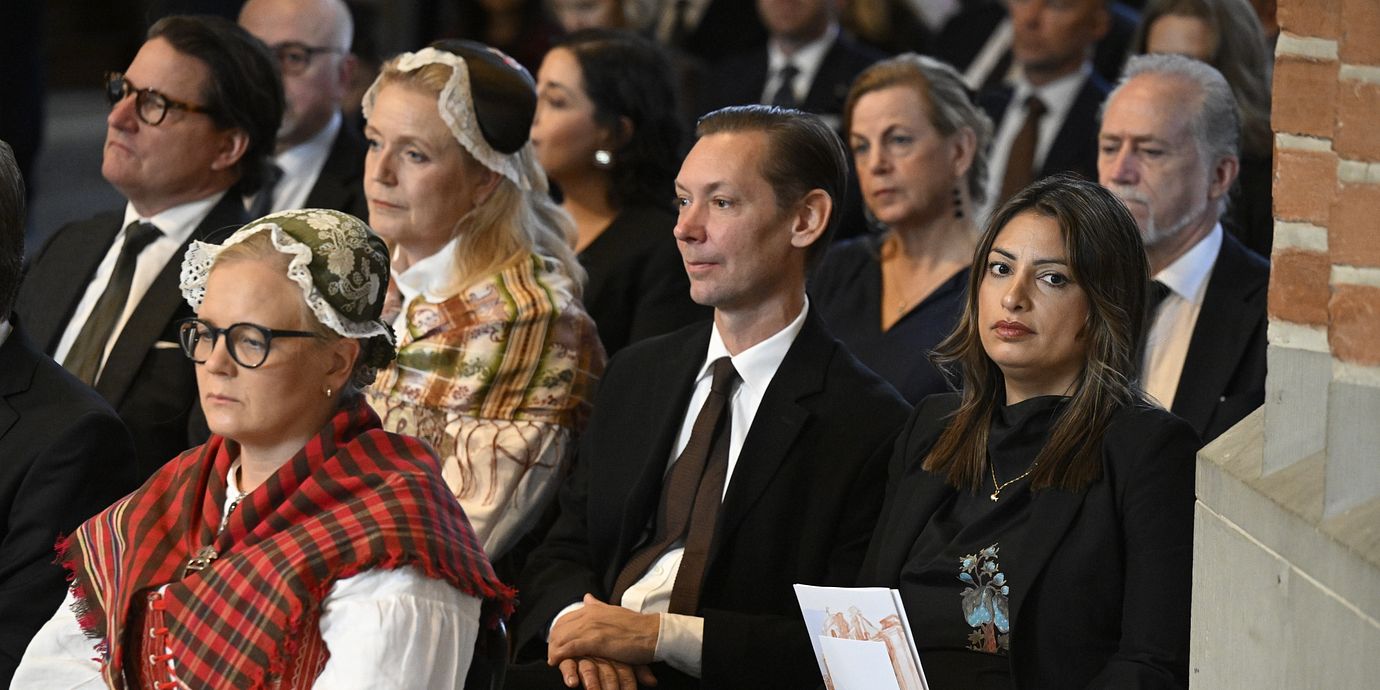 C-ledaren Thand Ringqvist och V-ledaren Nooshi Dadgostar sitter nära varandra under riksmötets öppnande, 29 september.