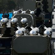 Iranska robotar under en militärparad förra året.