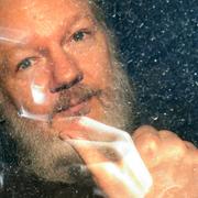 Julian Assange efter att han greps tidigare i dag.