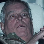 Den nu klassiska bilden på Andrew Mountbatten Windsor.