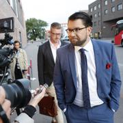 Sverigedemokraternas partiledare Jimmie Åkesson (SD) anländer till TV4:s partiledardebatt. 29 april.