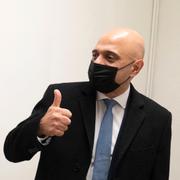 Sajid Javid under ett besök på en vaccinationsmottagning. 