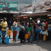 Folk köar för att köpa dricksvatten i Port-au-Prince.