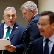 Orbán och Fico under ett EU-möte i februari. Till höger: Sveriges statsminister Ulf Kristersson. 