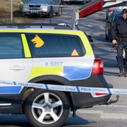 Polisavspärrningar kring den plats där mannen hittades död.