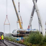 Bärgning av SJ-tåget som spårade ur mellan Iggesund och Hudiksvall den 7 augusti. Tåget var på väg från Stockholm till Sundsvall när de två främre av totalt fyra vagnar spårade ur strax söder om Hudiksvall.  Banvallen var underminerad till följd av kraftigt regn. Arkivbild från 13 augusti.