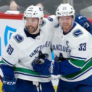 Sam Gagner och Henrik Sedin.