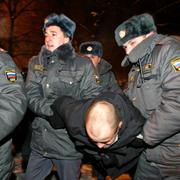 Rysk polis bär bort demonstranter i Moskva. Arkivbild. 