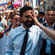 Zohran Mamdani går i pridetåget i New York tillsammans med åklagaren Letitia James i slutet på juni.