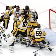 Pittsburghs spelare firar efter att ha säkrat lagets andra raka Stanley Cup-titel.