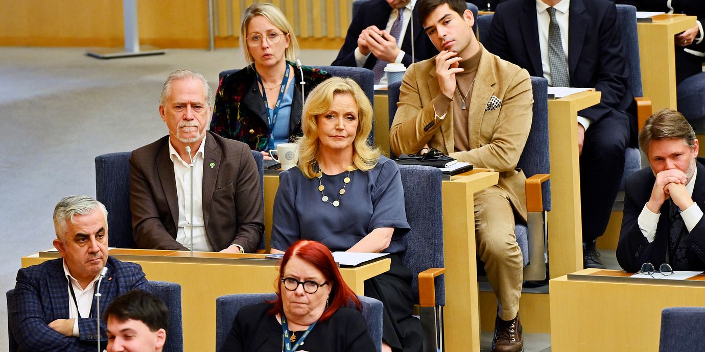 Miljöpartiets språkrör Daniel Helldén och Centerpartiets partiledare Elisabeth Thand Ringqvist under torsdagens statsministeromröstning.