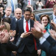 Miliband på väg in till Labours högkvarter.