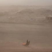 En afghansk flicka återvänder till sitt tält med förnödenheter efter förra veckans jordskalv.