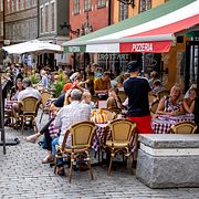 Turister äter på restaurang vid Stortorget i Gamla stan. Illustrationsbild.