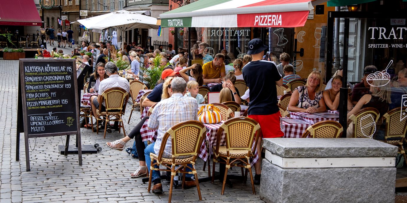 Turister äter på restaurang vid Stortorget i Gamla stan. Illustrationsbild.