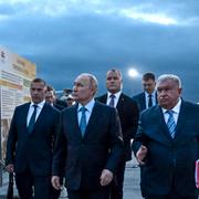 Rosnefts vd Igor Sechin visar Rysslands president Vladimir Putin anläggningen i Primorsky Krai, Ryssland. 