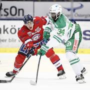 Linköpings Niclas Lundgren (tv) i duell med Rögles Edwin Hedberg under lördagens match i Saab Arena i Linköping.