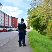 Polis på plats efter att en person har hittats skjuten på fredagsmorgonen i Sjöbo, Borås. 
