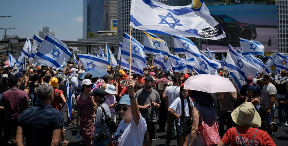 Demonstranterna viftar bland annat med den israeliska flaggan.  Leo Correa / AP